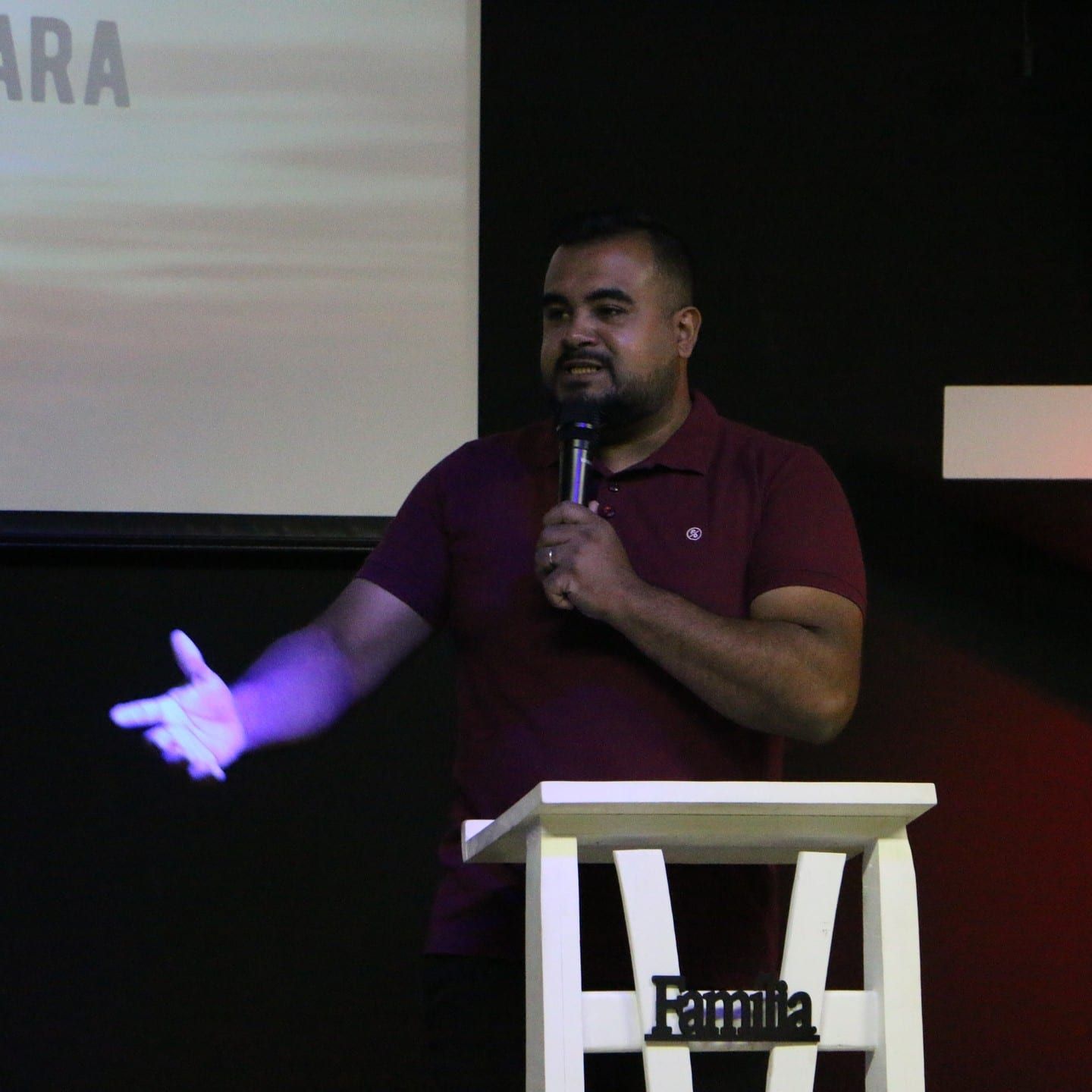 Pregação no púlpito da igreja.